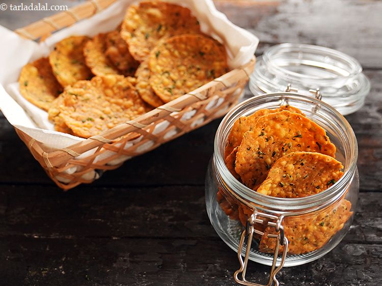 Step 17 – Store the <strong>methi puris </strong>in an air tight container for 1 week.