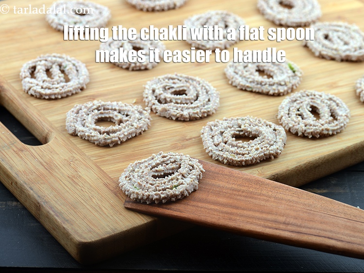 Step 25 – Lifting the chakli with a flat spoon makes it easier to handle.