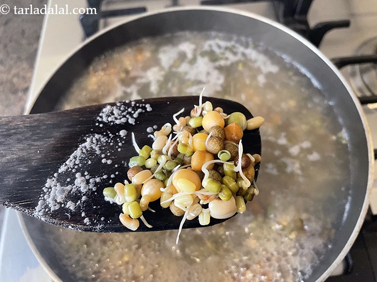 स्टेप 30 – उबालने पर स्प्राउट्स&nbsp;पक जाने चाहिए और उनका कुरकुरापन बरकरार रहना …