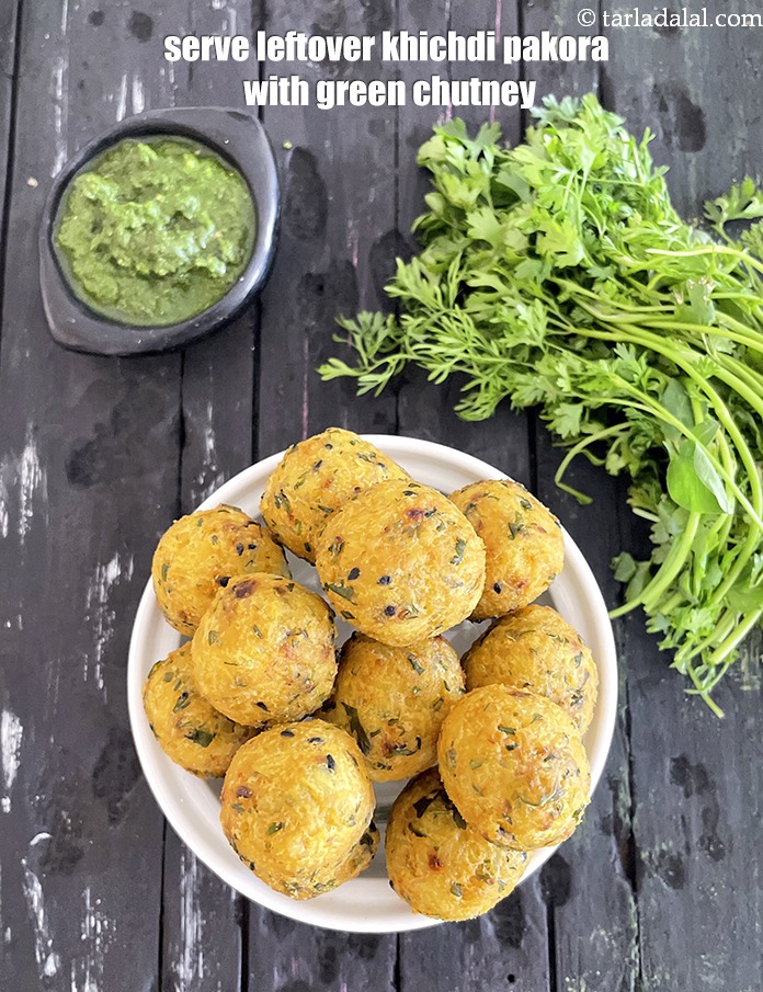 स्टेप 21 – <strong>खिचड़ी पकोड़ा |&nbsp;बची हुई खिचड़ी पकोड़ा |&nbsp;</strong>को&nbsp;<a href=""https://www.tarladalal.com/green-chutney-chaat-hindi-2797r"" target=""_blank"">हरी चटनी&nbsp;</a>के …
