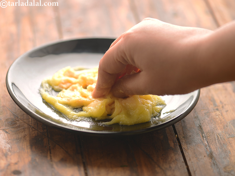 Step 5 – Use a flat plate only to make the ladoos. This makes mixing easier.&nbsp;