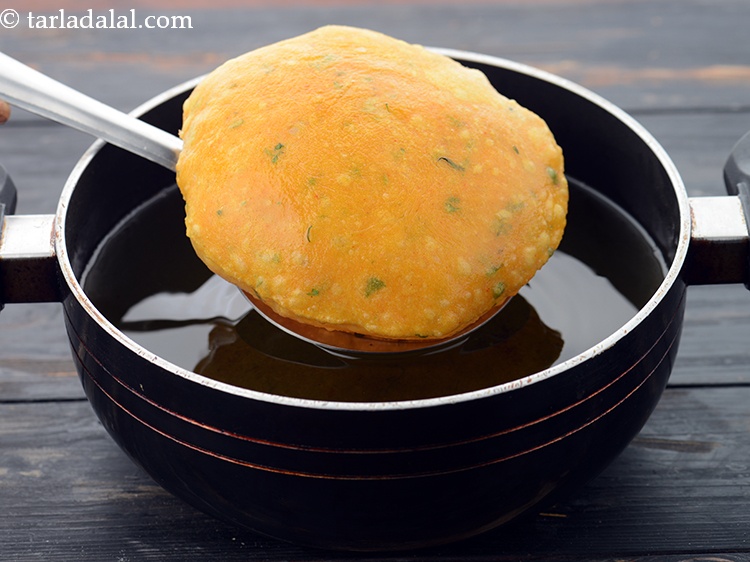 स्टेप 25 – प्रत्येक भटूरे को एक-एक करके बेलें और फिर एक बार …