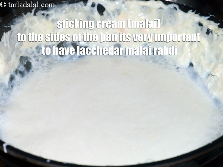 स्टेप 13 – पैन के किनारों पर मलाई चिपकाने के लिए लच्छेदार मलाई …