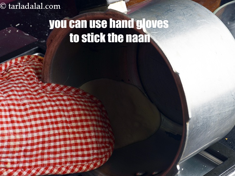 स्टेप 33 – आप प्रेशर कुकर के अंदर नान डालने के लिए दस्ताने …