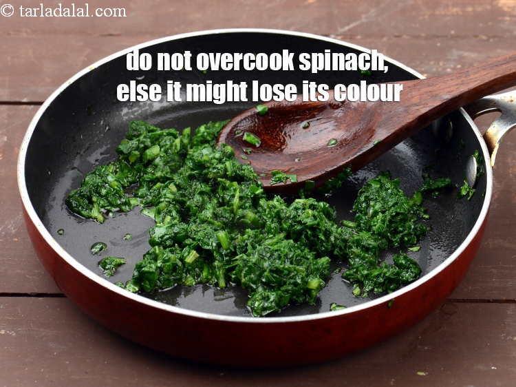 स्टेप 23 – पालक को ज्यादा न पकाएं, नहीं तो इसका रंग खराब …