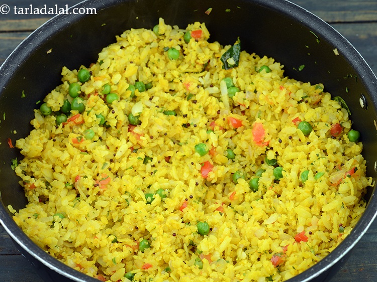 Step 30 – If serving poha later, sprinkle a little water and then re heat the poha.&nbsp;