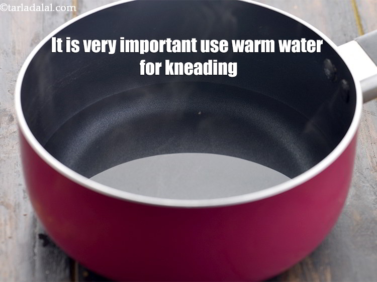 स्टेप 25 – गूंथने के लिए गुनगुना गर्म पानी का इस्तेमाल करना बहुत …