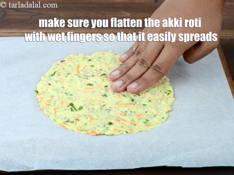 Step 24 – Make sure you flatten the akki roti with wet fingers so that it easily&nbsp;spreads.