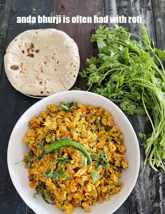 स्टेप 30 – अंडा भुर्जी अक्सर रोटी के साथ खाई जाती है।