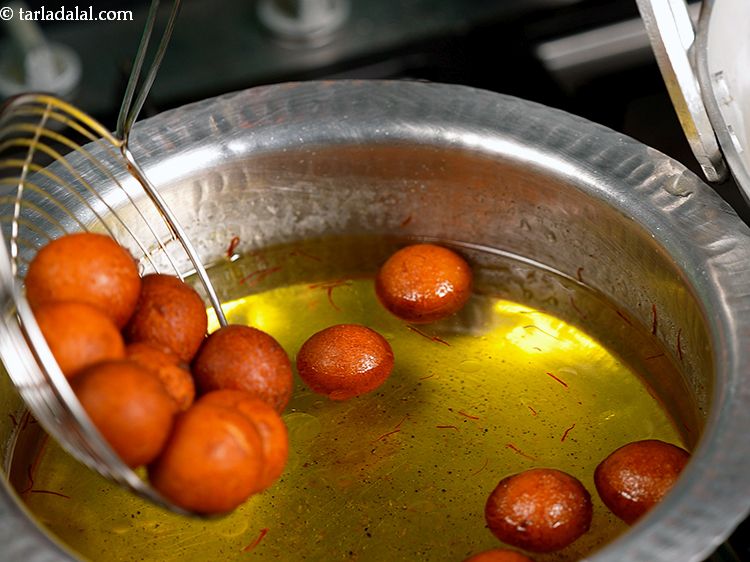 Step 24 – As you deep-fry keep adding the fried jamuns in sugar syrup.&nbsp;<br /> &nbsp;