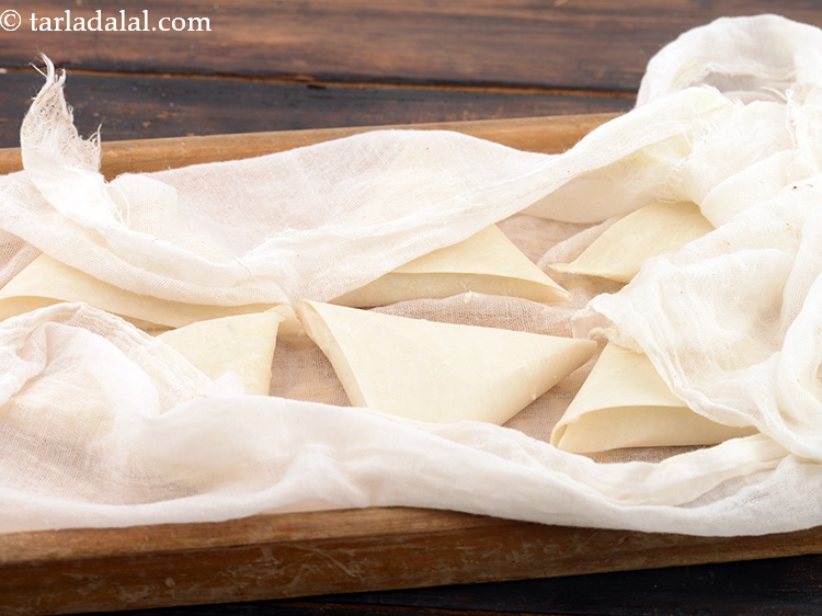 Step 30 – Cover the samosa with a damp muslin cloth to avoid drying and breaking of sheets.
