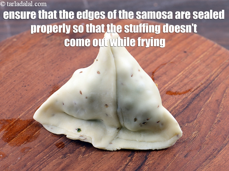 स्टेप 49 – <p>सुनिश्चित करें कि समोसे के किनारों को अच्छी तरह से …