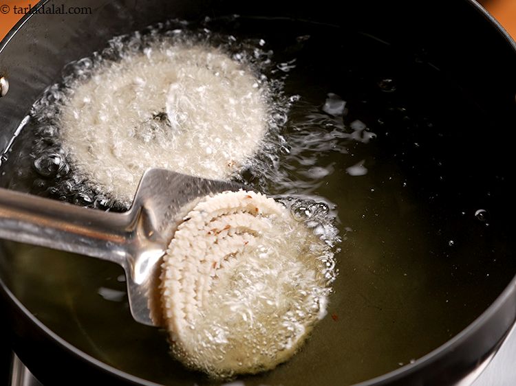 Step 20 – Gently lift the chakli using a flat spoon to avoid breaking.