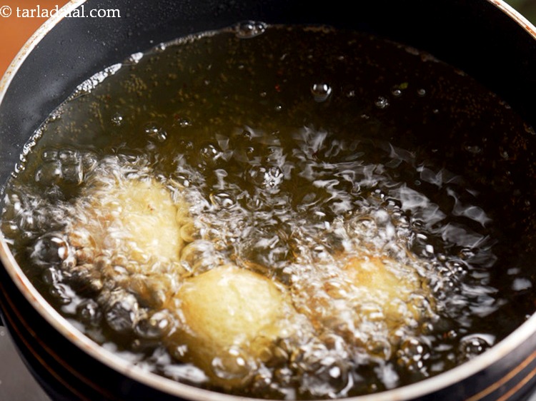 Step 34 – Deep fry few bondas at a time.
