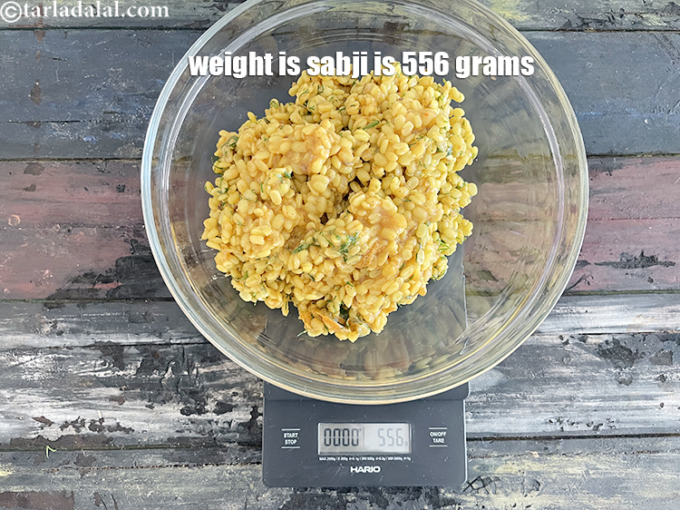 Step 34 – The net weight of <strong>dry dill moong dal sabji&nbsp;</strong>&nbsp;is 556&nbsp;grams.