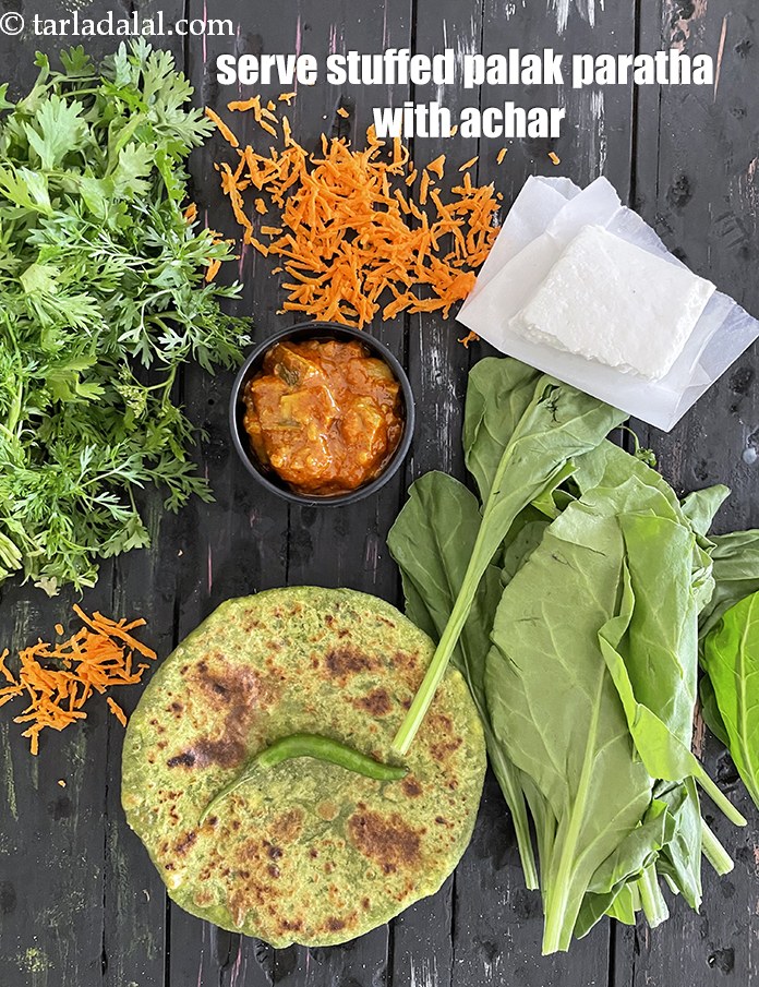 स्टेप 37 – <strong>भरवां पालक पराठे को</strong>&nbsp;अचार के साथ&nbsp;परोसिये।