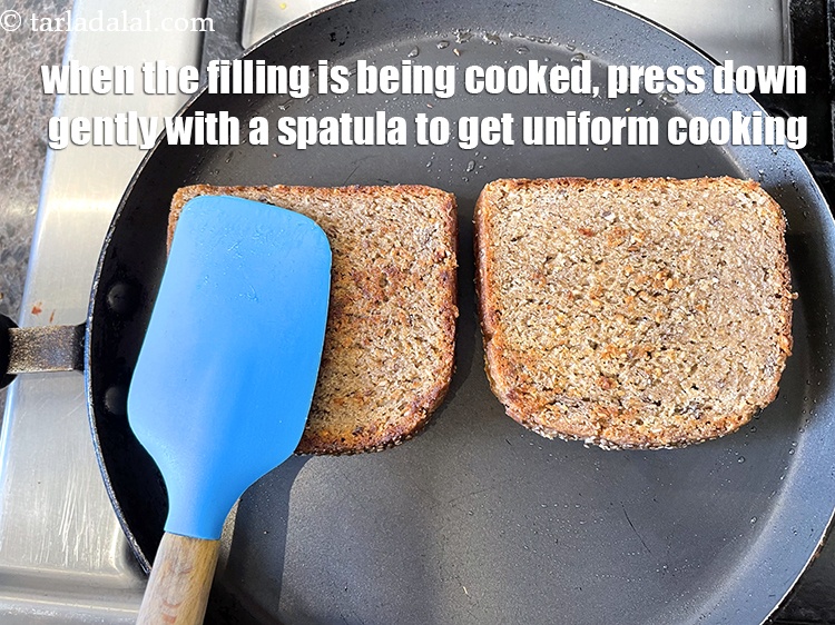 स्टेप 31 – जब टॉपिंग तवे पर पक रही हो, तो उसे एक …