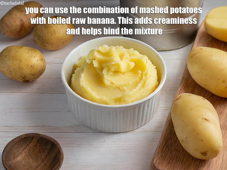 स्टेप 25 – आप उबले हुए कच्चे केले के साथ मसले हुए आलू …