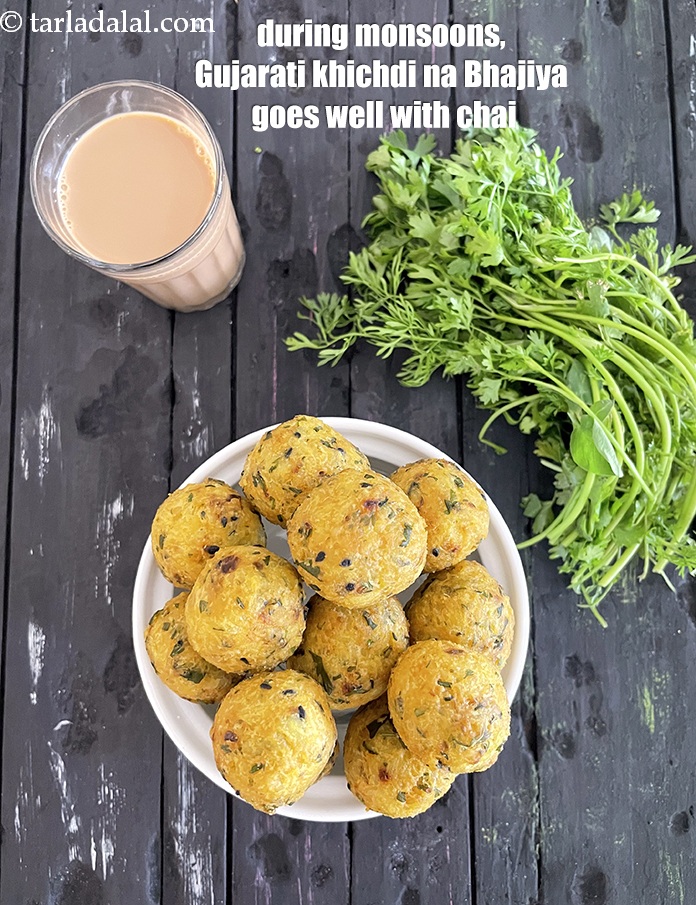 स्टेप 23 – मानसून के दौरान,&nbsp;<strong>गुजराती&nbsp;</strong><strong>खिचड़ी ना भजिया</strong>&nbsp;को चाय के साथ अच्छी लगती …