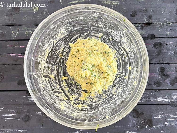 स्टेप 24 – यदि आवश्यकता हो तो बैटर में 1 टेबल-स्पून पानी मिला …