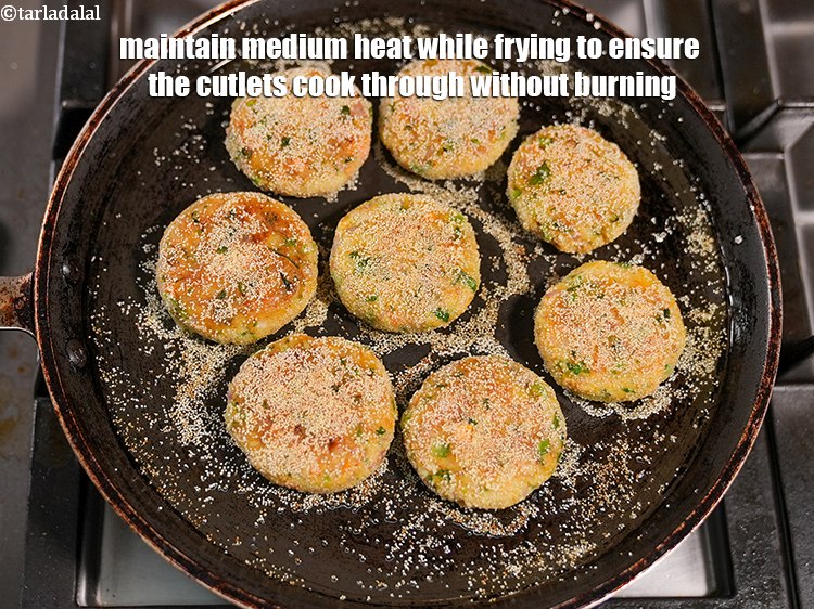 स्टेप 26 – तलते समय मध्यम आंच बनाए रखें ताकि कटलेट बिना जले …