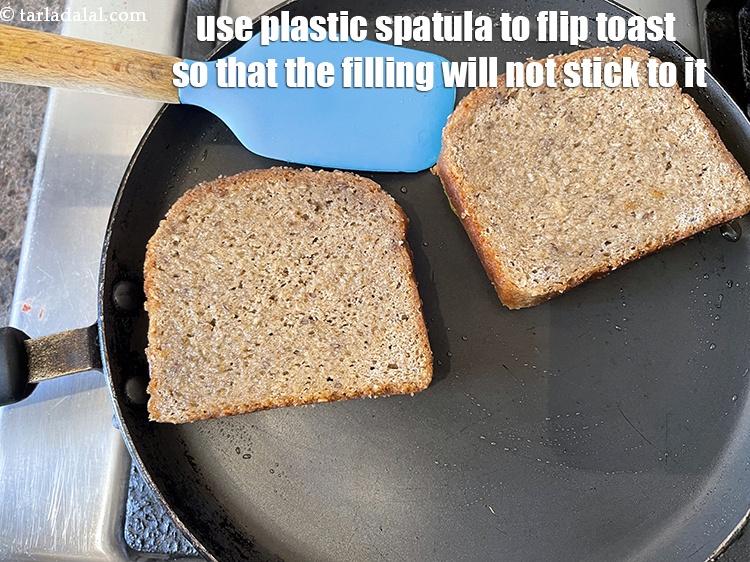स्टेप 32 – इस टोस्ट को पलटने के लिए हमेशा प्लास्टिक के स्पैटुला …