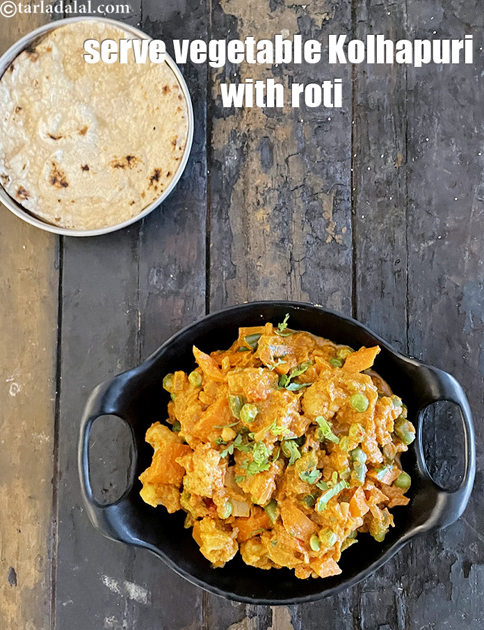 स्टेप 36 – वेज कोल्हापुरी को रोटी के साथ परोसें।