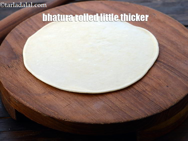 स्टेप 28 – भटूरे को थोड़ा मोटा बेलना चाहिए।