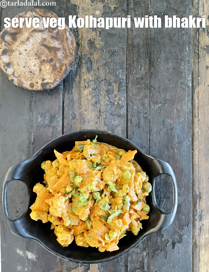 स्टेप 37 – महाराष्ट्रीयन वेज कोल्हापुरी को भाकरी के साथ परोसें।