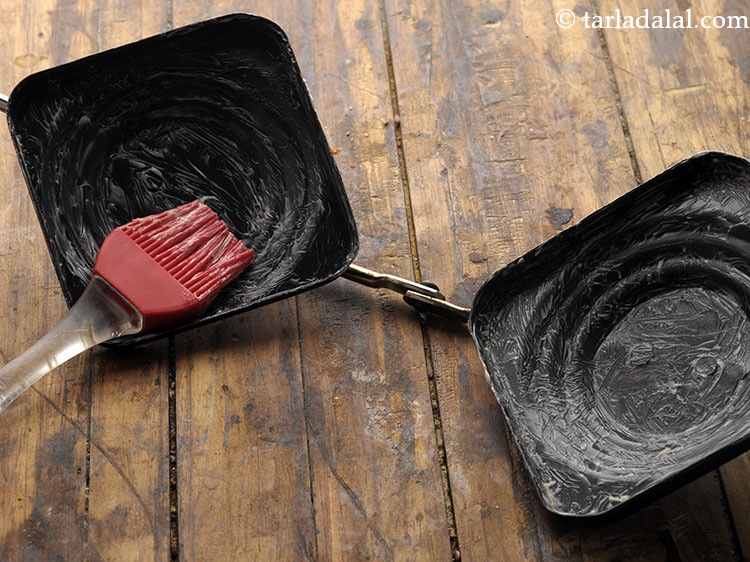 स्टेप 11 – सैंडविच टोस्टर के दोनों साइड को १/२ टी-स्पून मक्खन से …