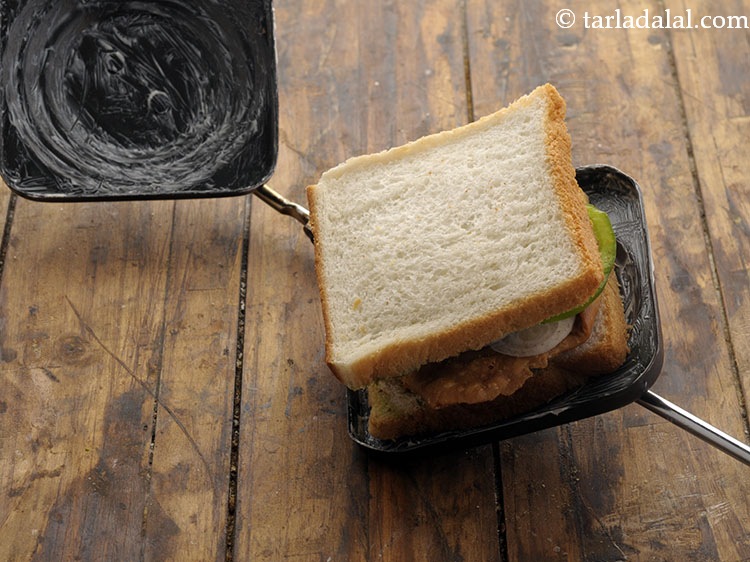 स्टेप 12 – सैंडविच टोस्टर में तैयार सैंडविच रखें।