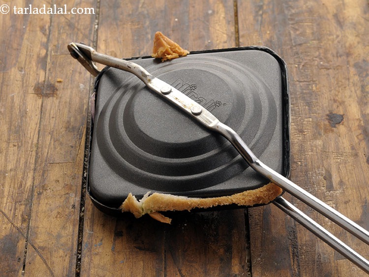 स्टेप 13 – सैंडविच टोस्टर को ठीक से बंद कर दें।