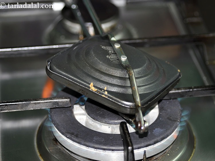 स्टेप 14 – मध्यम आंच पर सैंडविच दोनों तरफ से ब्राउन और क्रिस्पी …