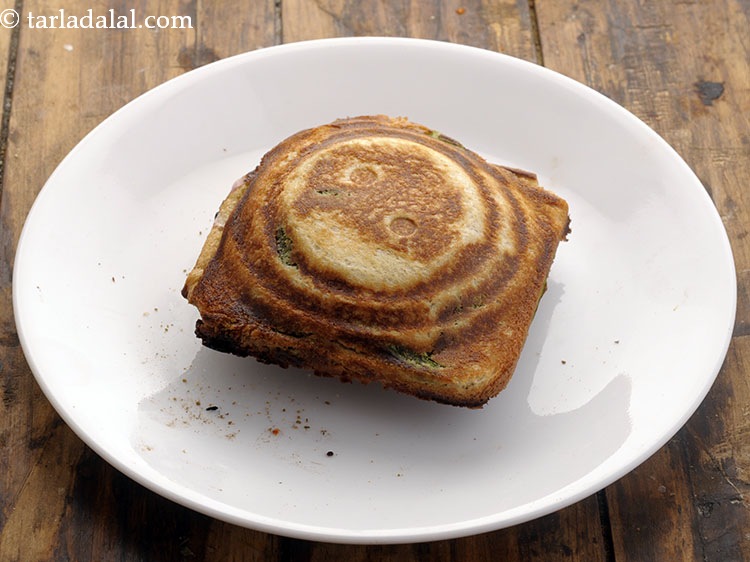 स्टेप 15 – पकने के बाद, एक प्लेट में या सूखी सतह पर …