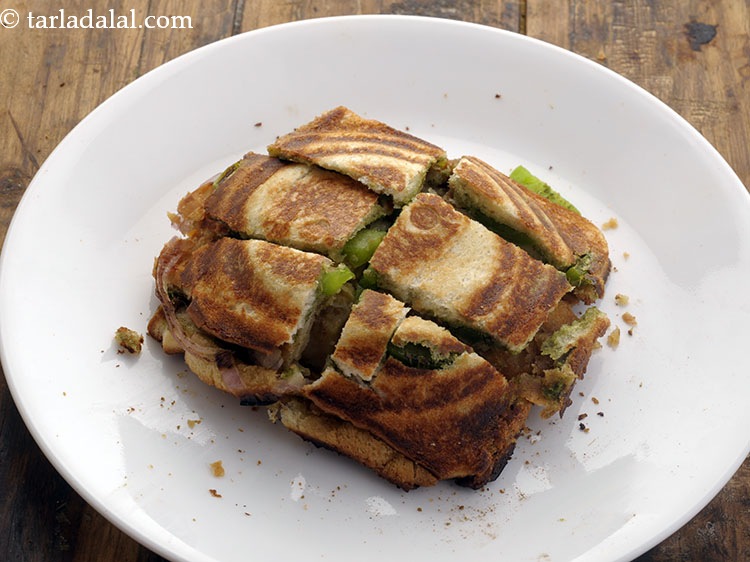 स्टेप 16 – <strong>टोस्टेड समोसा सैंडविच</strong> को ६ बराबर भागों में काटें।