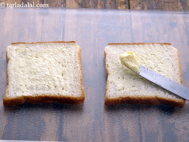 स्टेप 3 – दोनों ब्रेड स्लाइस पर १/२ टीस्पून मक्खन लगाएं।