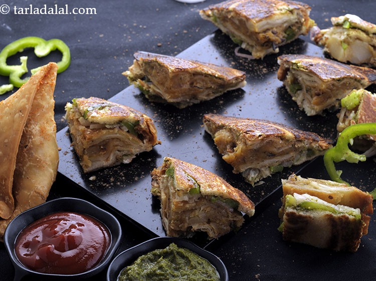 स्टेप 19 – <strong>टोस्टेड समोसा सैंडविच</strong> को टमाटर केचप और हरी चटनी के …