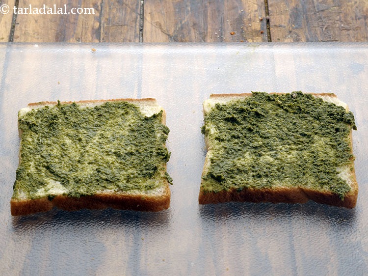 स्टेप 4 – साथ ही, प्रत्येक स्लाइस पर १/२ टीस्पून <a href=""https://www.tarladalal.com/Green-Chutney-(-Mumbai-Roadside-Recipes)-hindi-33414r"" target=""_blank""><strong>हरी …