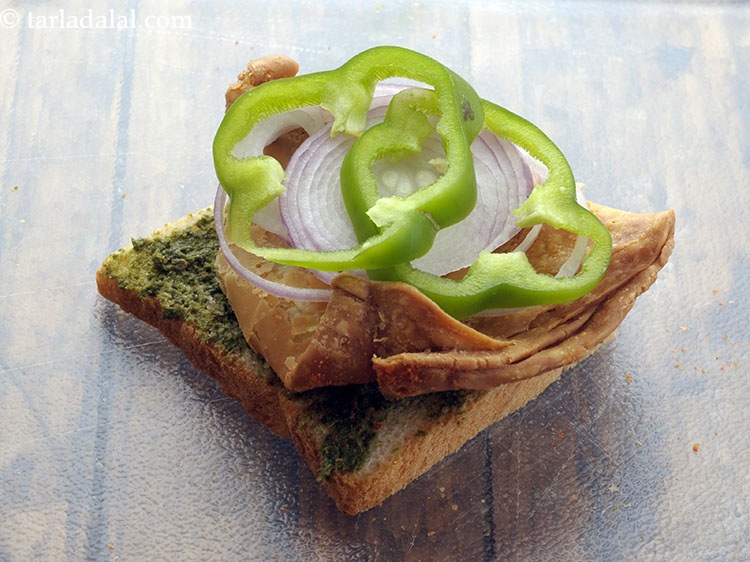 स्टेप 7 – उसके उपर शिमला मिर्च के स्लाइस रखें। शिमला मिर्च सैंडविच …