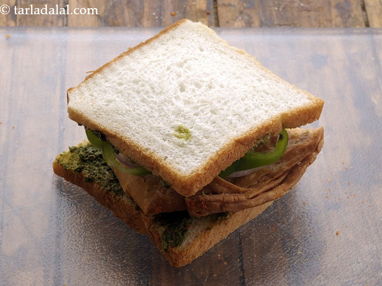 स्टेप 9 – ब्रेड की दूसरी स्लाइस इसके उपर रख दें। इस बार …