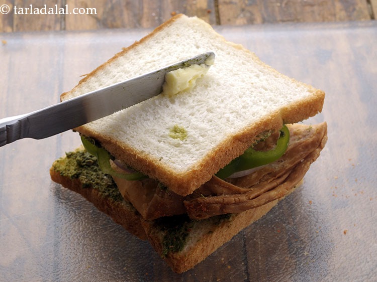 स्टेप 10 – ब्रेड स्लाइस के ऊपर समान रूप से १/४ टी-स्पून मक्खन …