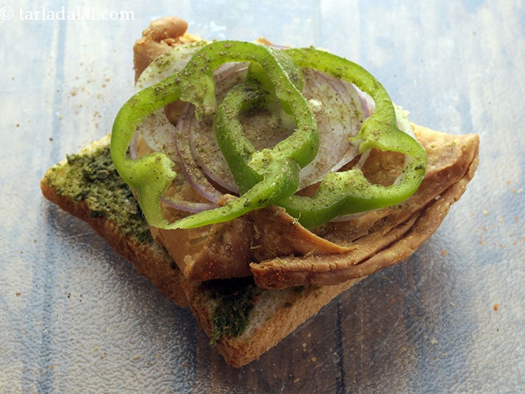 स्टेप 8 – समोसे के ऊपर १/४ टी-स्पून <a href=""https://www.tarladalal.com/Sandwich-Masala-(-Mumbai-Roadside-Recipes-)-hindi-33419r"" target=""_blank""><strong>सैंडविच मसाला</strong></a> छिड़कें। …