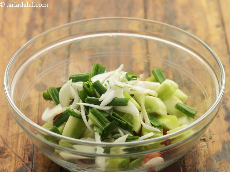 स्टेप 8 – स्लाईस्ड कीए हुए हरे प्याज़ डालें। हरे प्याज़ का सफेद …