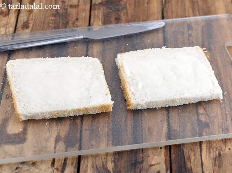 स्टेप 4 – प्रत्येक ब्रेड स्लाइस पर १ टीस्पून चीज़ स्प्रैड फैलाएं। चूंकि …