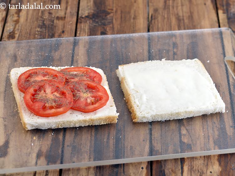 स्टेप 7 – इसके ऊपर समान रूप से थोड़ा नमक और काली मिर्च …