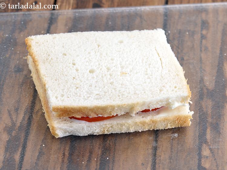 स्टेप 8 – एक और ब्रेड स्लाइस के साथ कवर करें, जिसमें चीज़ …