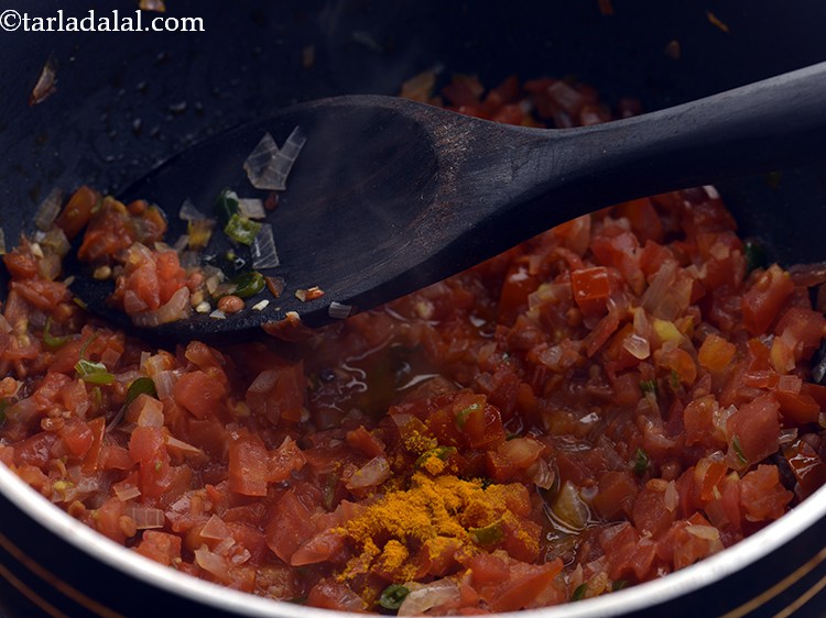 स्टेप 16 – हल्दी पाउडर और नमक डालें।