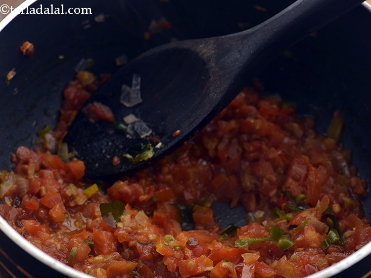 स्टेप 17 – अच्छी तरह मिलाएँ और मध्यम आँच पर १ मिनट तक …