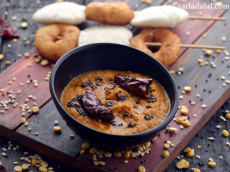 स्टेप 23 – <strong>टमाटर की चटनी</strong> को तुरंत परोसें या इडली / दोसा …