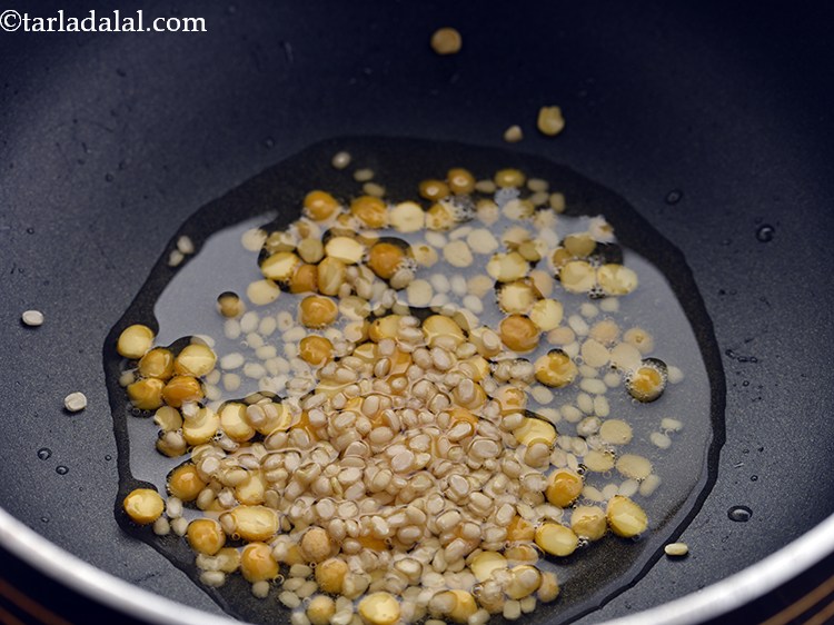 Step 5 – Further, add urad dal.&nbsp;